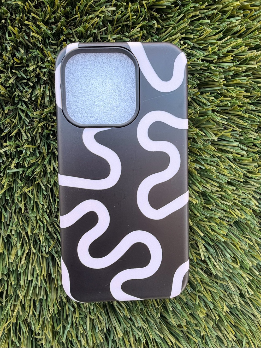 Flewfun IPhone 15 Pro Case - Curved Stripes Black